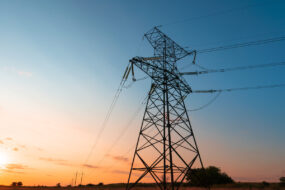 Un pilone électrique à la nuit tombante