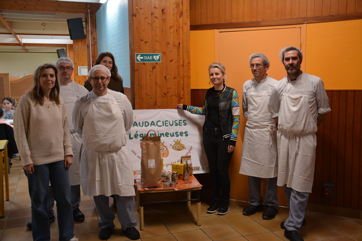 Groupe de cuisiniers de restauration collective - Illustration Des lentilles dans les assiettes