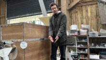 Une personne devant un moulin à grain