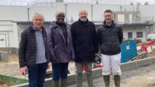 Des personnes devant l'abattoir