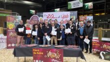 Un groupe de personnes sur un stand du salon international de l'agriculture