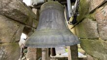 Une cloche dans un clocher d'église