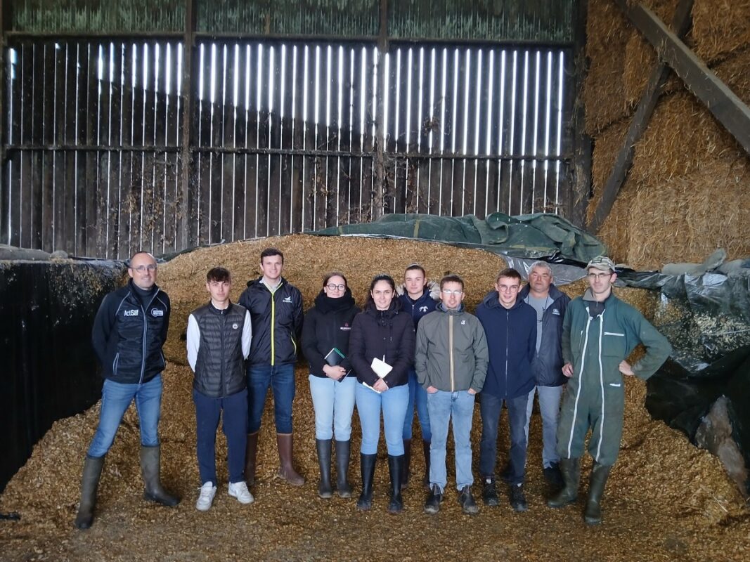 Les alternants du service Nutrition Bovine lors d’une journée d’apprentissage de la démarche d’accompagnement Eureden  au Gaec de Kerguaoc à Plouider (29). 