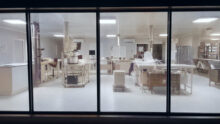 vue extérieure d'un laboratoire à travers une verrière