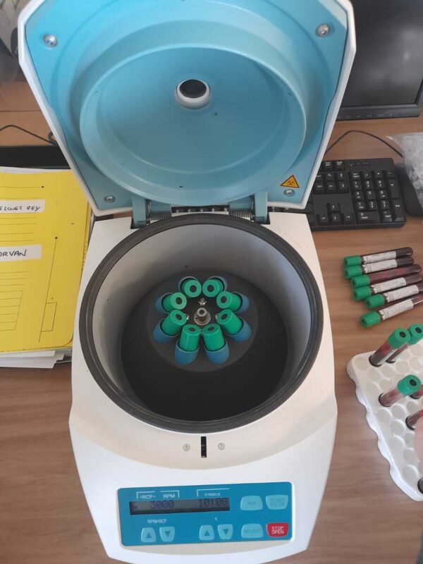Une centrifugeuse contenant des tubes