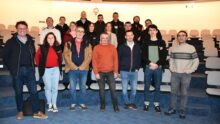 Un groupe de personne debout dans une salle