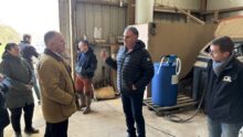 Des personnes qui discutent dans un bâtiment agricole
