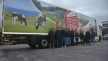 Des personnes devant un camion