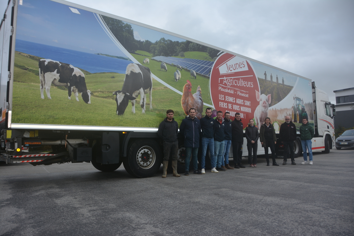 Des personnes devant un camion - Illustration Les JA 29 sur les routes du Grand-Ouest