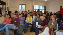 Un grouoe de personnes dans une salle