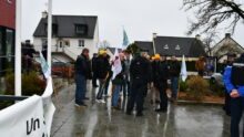 Des personnes manifestent devant une mairie