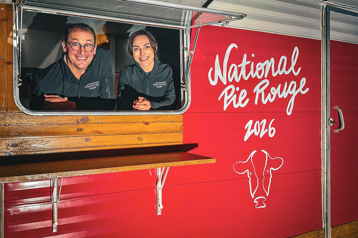Deux personnes au fenêtres d'un van rouge - Illustration La Pie Rouge aura du panache à Rennes