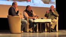 Des personnes sur une scène