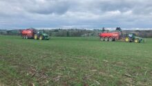 Un chantier d'épandage avec 2 tracteurs