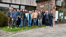 Des personnes devant une mairie