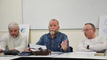 Trois hommes à une tribune