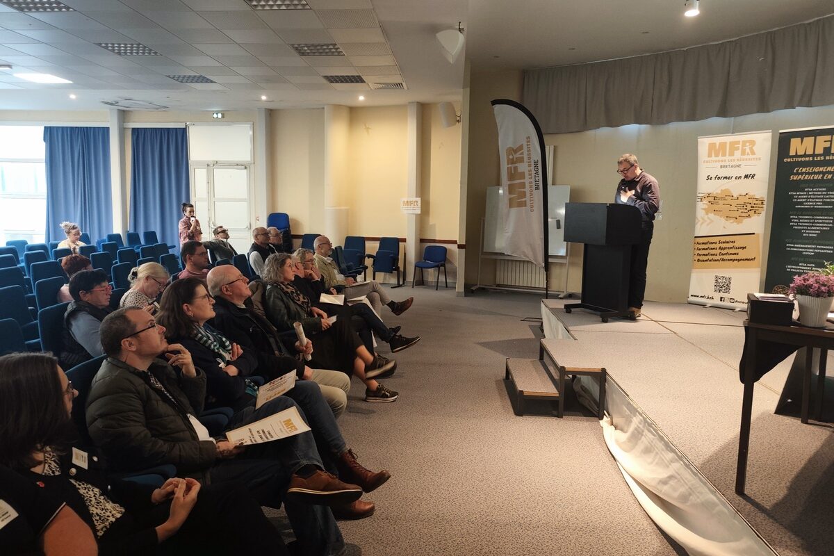 Des personnes dans une salle - Illustration Un emploi local à la sortie de la formation