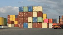 Des containers de couleurs empilés dans un port