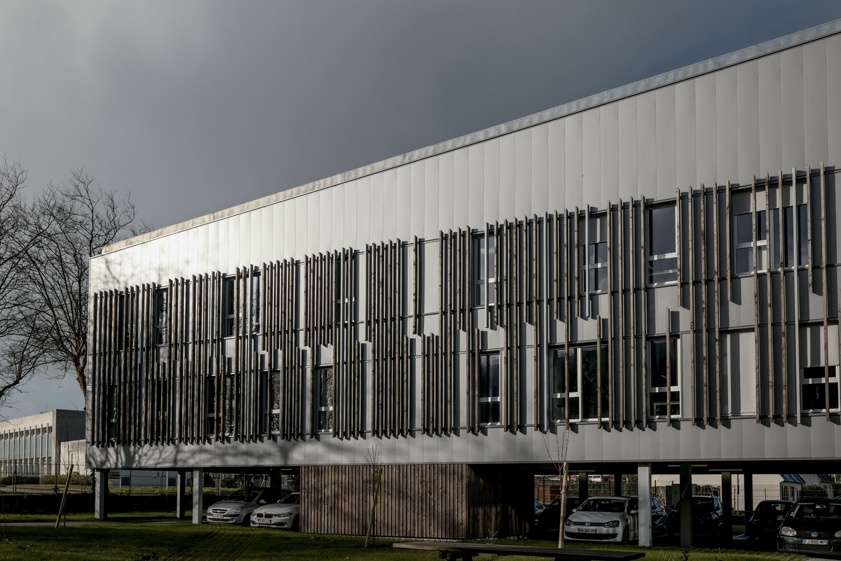 Vue extérieure du nouvel immeuble brestois de la banque en ligne Fortuneo. - Illustration Inauguration du nouveau site de Fortuneo