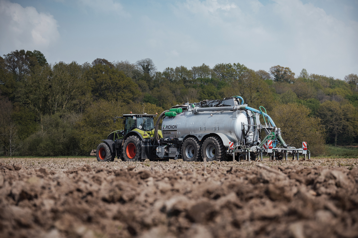 Un tracteur et une tonne à lisier au travail dans un champ - Illustration Des groupes de travail dans chaque région jusqu’au 15 avril
