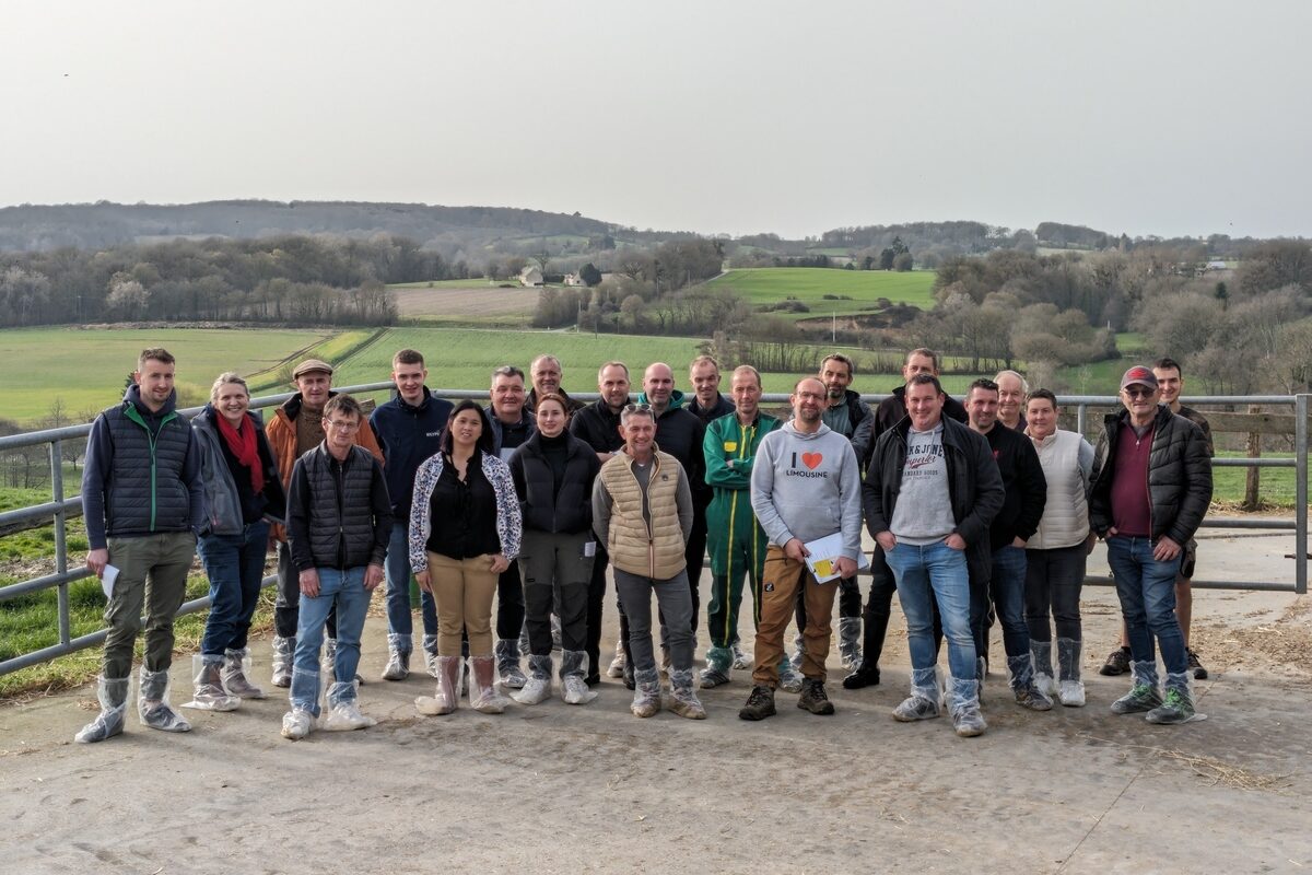Des personnes devant un paysage vallonné - Illustration Le syndicat limousin en assemblée dans la Sarthe