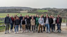 Des personnes devant un paysage vallonné