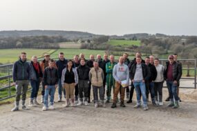 Des personnes devant un paysage vallonné