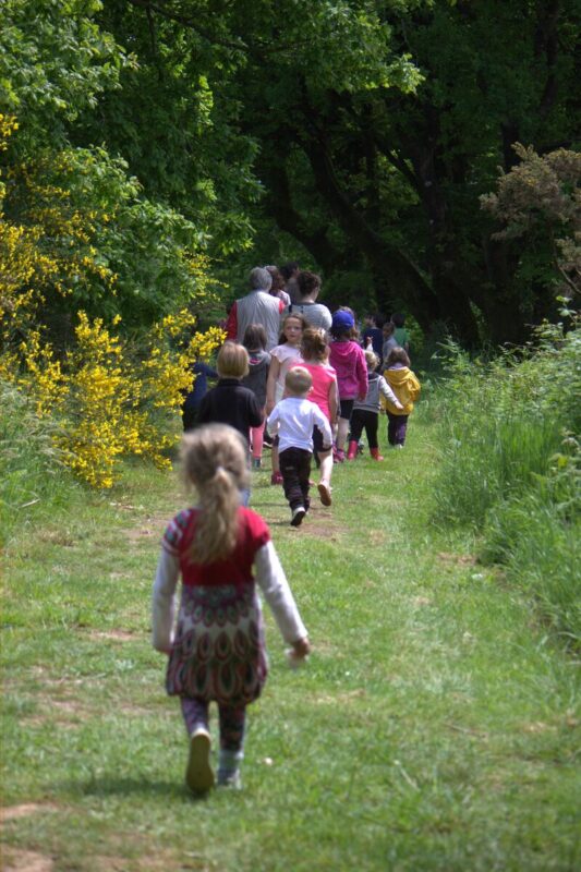 Des visiteurs  sur le chemin  à thème.