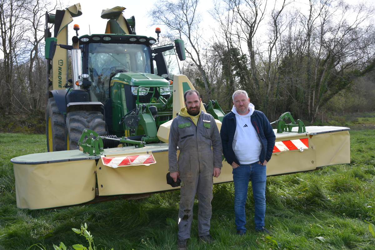 Deux hommes devant une faucheuse - Illustration Beaucoup de largeur au champ, peu sur route