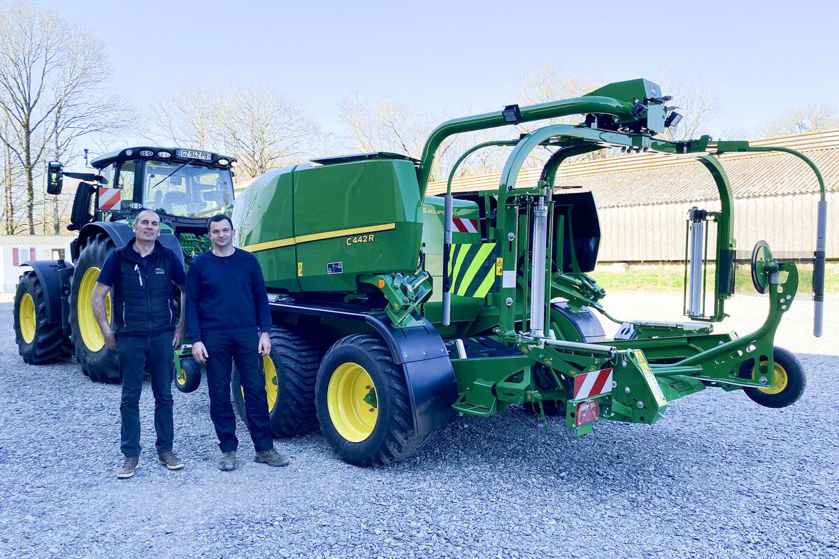 Deux hommes devant le tracteur et le combi presse enrubanneuse - Illustration Rapidité de chantier avec le combi presse – enrubanneuse