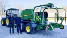 Deux hommes devant le tracteur et le combi presse enrubanneuse