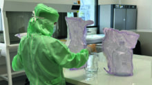 Un technicien avec une combinaison dans un laboratoire