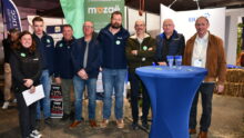 Des personnes dans un stand