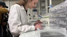 Une chercheuse assise à une table dans un laboratoire