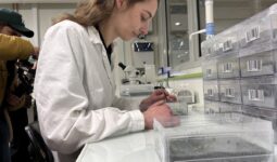 Une chercheuse assise à une table dans un laboratoire