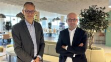 Deux hommes posent debout dans un espace d'attente