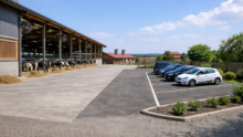 parking devant une stabulation