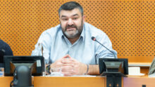 Potrait d'un homme dans un hémicycle