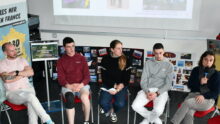 des hommes et des femmes assis en table ronde