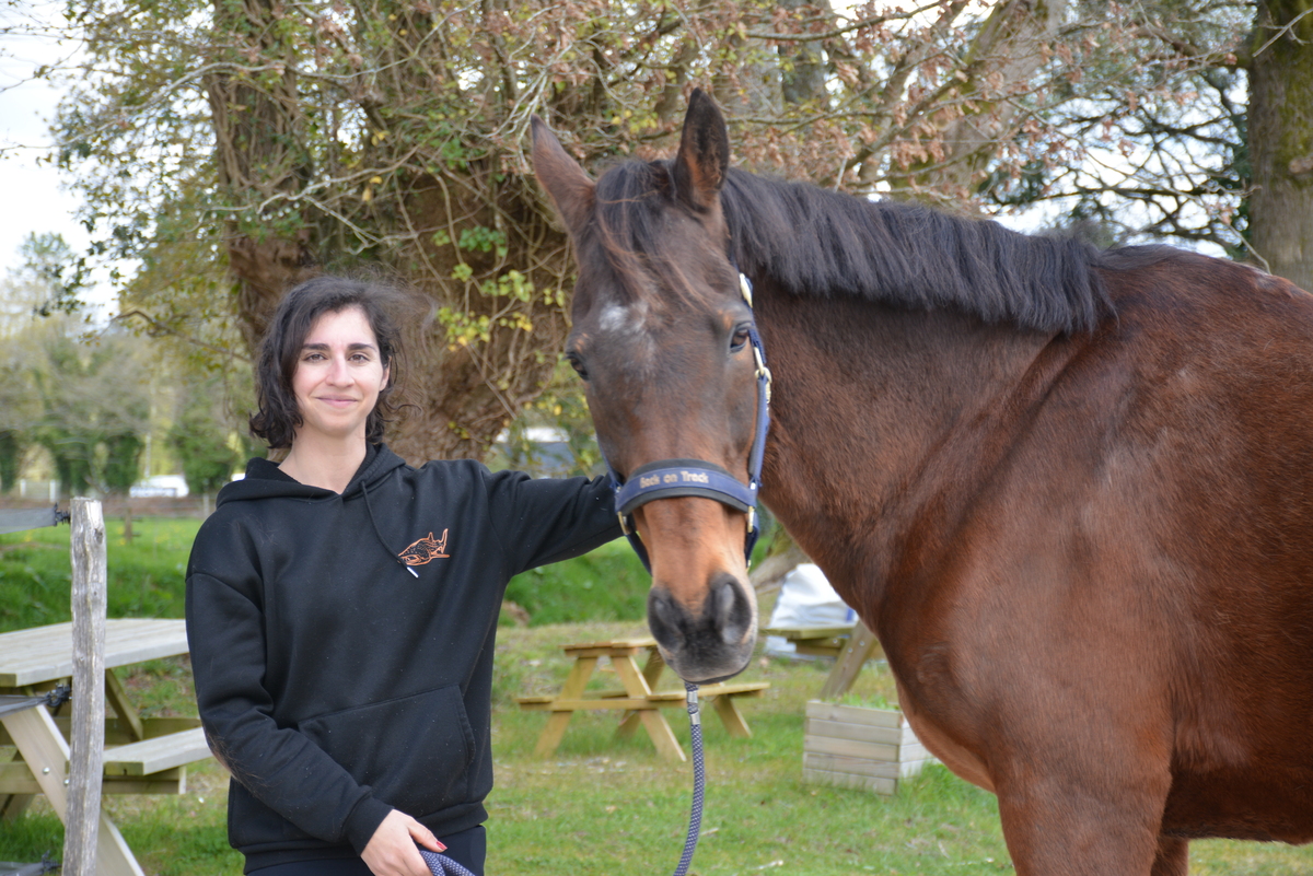 Une femme avec son cheval - Illustration L’écurie Nazar mise sur le confort