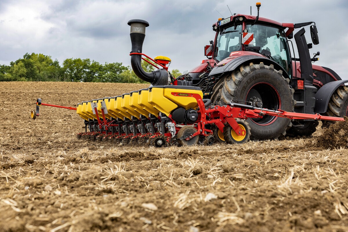 Un semoir Tempo de la marque Väderstad enrichit de nouveaux réglages en cabine et d’automatismes, attelé à un tracteur dans un champ - Illustration Décrypter l’offre et les nouvelles technologies des monograines