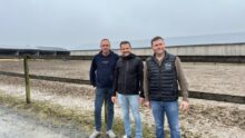 3 hommes devant un parc dans une exploitation agricole