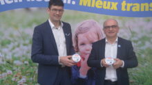 Deux personnes posent pour une photo avec des produits laitiers dans les mains