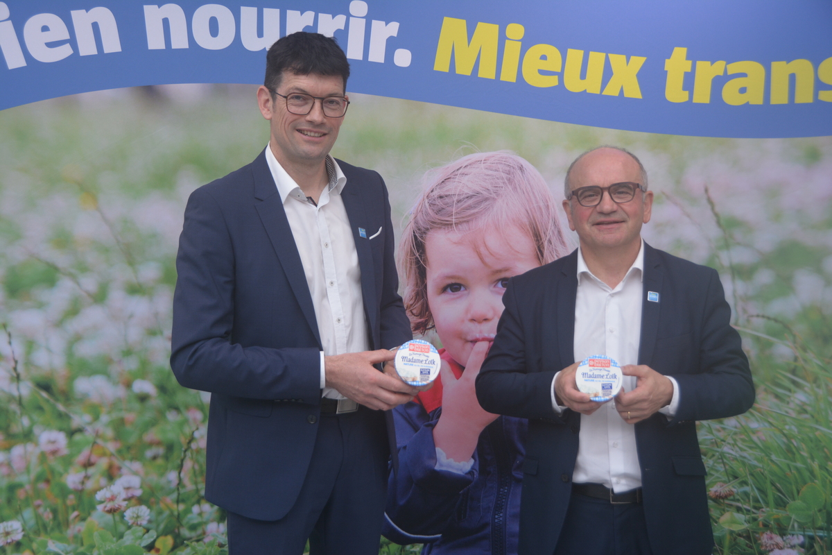 Deux personnes posent pour une photo avec des produits laitiers dans les mains - Illustration Un prix du lait historiquement haut