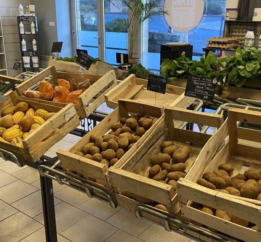 Un étal de légumes dans un magasin de producteurs - Illustration Le Mag sera en fête le 25 avril