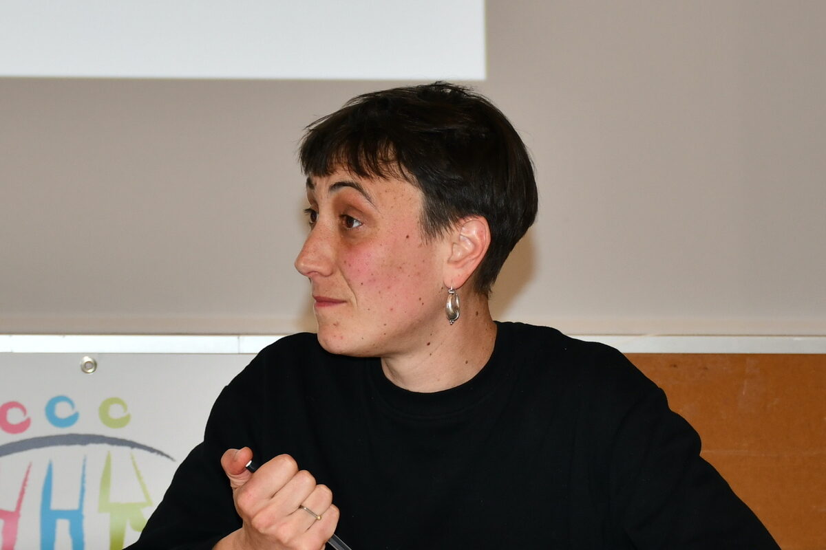 une femme de profil lors d'une réunion - Illustration Sociologie : Quatre profils d&rsquo;agricultrices