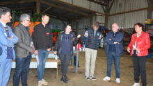 Un groupe de personnes dans un hangar agricole