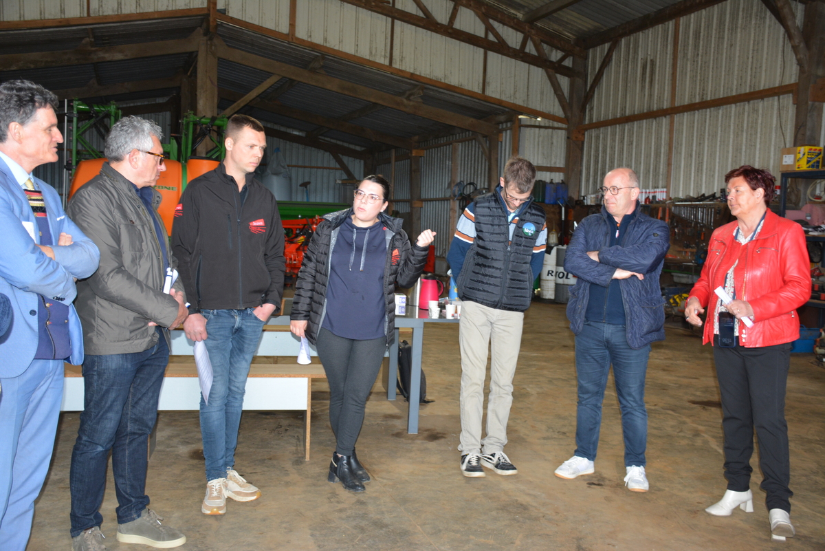 Un groupe de personnes dans un hangar agricole - Illustration Les élus interpellés sur la hausse des charges