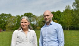 une homme et une femme dans un parc