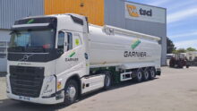 Un camion sur le parking d'une entreprise de transport